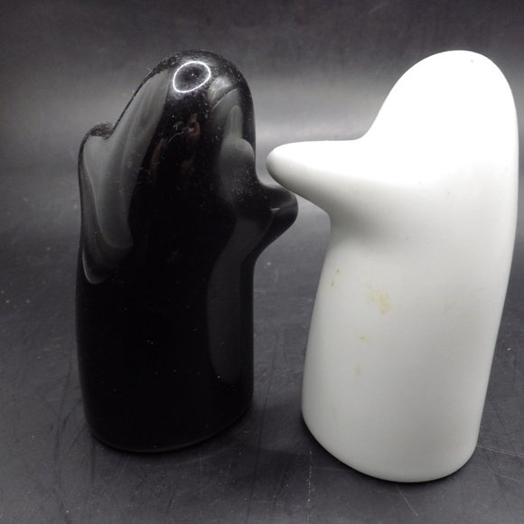Hugging Ghosts Salt & Pepper Set/ Black & White Porcelain/ MINT/ HUG/ Halloween - Picture 2 of 6